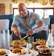 Dwayne Johnson, hoje aos 54 anos e semideus Maui em 'Moana': 'Meu café da manhã típico: 200g de filé mignon, dois ovos inteiros, 110g de aveia em flocos, dois muffins ingleses e meia xícara de mirtilos'. Foto: Reprodução, TikTok @therock / Purepeople