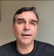 Flávio Bolsonaro classificou ação de busca e apreensão na casa do pai como 'constragendora'  Foto: Reprodução/Youtube/FlavioBolsonaro