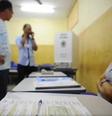 Pelo Brasil, mesários acompanham todo o processo de votação em suas zonas eleitorais  Foto: Reprodução/Agência Brasil/Tânia Rêgo