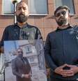 Familiares exibem fotos do fiscal de trem Serkan Çalar, que foi agredido brutalmente durante um controle de bilhetes e morreu dois dias depois  Foto: DW / Deutsche Welle