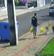 Câmera de segurança flagra pai chutando filha de três anos, no Paraná   Foto: Reprodução