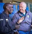 O bicampeão olímpico Eliud Kipchoge encontrou com o técnico pentacampeão do mundo e hoje coordenador do técnico do Grêmio  Luiz Felipe Scolari (Foto: Eduardo Muniz / Grêmio FBPA) Foto: Divulgação / Contra-Relógio