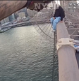 Mulher que estava há cerca de 30 metros de altura, sentada no alto da ponte do Brooklyn, foi resgatada por policiais  Foto: Reprodução/Instagram/@nypd