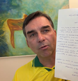 Flávio Bolsonaro lê carta escrita pelo pai em transmissão no Youtube neste sábado, 11  Foto: Reprodução/Youtube/Flávio Bolsonaro