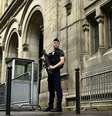 Foto de ilustração. Um policial em frente à uma sinagoga em Paris, em 9 de outubro de 2023.  Foto: AFP - JULIEN DE ROSA / RFI