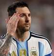 Messi teve um pequeno corte no olho direito depois de levar uma cotovelada no jogo contra a Suíça  Foto: Tullio Puglia - FIFA/FIFA via Getty Images
