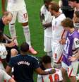 Thomas Tuchel, técnico da Inglaterra, conversa com seus jogadores em pausa para hidratação antes da prorrogação da partida das quartas de final da Copa do Mundo  Foto: Getty Images
