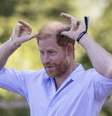O Príncipe Harry, Duque de Sussex, participa de uma aula de ioga com cabras durante o Festival de Verão da Scotty's no Castelo de Maxstoke, em 11 de julho de 2026, em Birmingham, Inglaterra. A Scotty's é uma instituição de caridade que oferece apoio a crianças e jovens militares enlutados, auxiliando-os a lidar com o sofrimento da perda de um dos pais que serviu nas Forças Armadas Britânicas.    Foto: Getty Images
