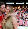 Declan Rice e Lauren Fryer na comemoração do título da Premier League pelo Arsenal desta temporada.  Foto: Reprodução/ Redes Sociais
