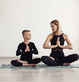 Praticar yoga regularmente pode ajudar a aliviar os sintomas do TDAH Foto: Elaine Nadiv | Shutterstock / Portal EdiCase