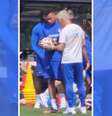 Mbappé analisou a nova bola da Copa do Mundo durante treino aberto da França –  Foto: Reprodução de vídeo / Jogada10