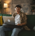 Além do entretenimento, os filmes podem ajudar no aprendizado ao apresentar temas científicos, incentivar reflexões e desenvolver o pensamento crítico  Foto: Miljan Zivkovic | Shutterstock / Portal EdiCase