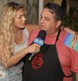 Lívia Andrade entrega prêmio da Globo e encontra vencedor com avental do MasterChef  Foto: Reprodução/TV Globo