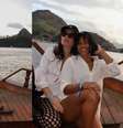 Rebeca posa sozinha em embarcação | Ginasta e amiga usam anéis similares  Foto: Reprodução | Instagram