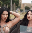 Rayane Figliuzzi apostou em uma blusa vazada feita de correntes durante um ensaio fotográfico.  Foto: Reprodução/Instagram @rayfigliuzzi / Famosos e Celebridades