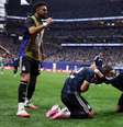 Lautaro Martínez abraça Messi após gol da classificação –  Foto: Divulgação / AFA / Jogada10