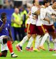 Dayot Upamecano, da França, abatido após a partida e a eliminação de sua equipe, enquanto jogadores da Espanha celebram a classificação para a final da Copa do Mundo, em 14 de julho de 2026, no Dallas Stadium, Arlington, Texas, EUA.  Foto: REUTERS - Albert Gea / RFI