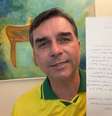 Em live, Flávio Bolsonaro lê carta assinada pelo pai  Foto: Reprodução/YouTube @flaviobolsonaro / Estadão