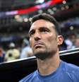 Scaloni durante o jogo entre Argentina e Inglaterra –  Foto: Elsa/Getty Images / Jogada10