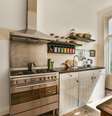 Uma cozinha organizada ativa as energias ligadas às finanças: para o feng shui, esse cômodo representa a abundância Foto: Magnific / Revista Malu