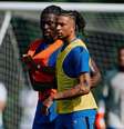 Olise (de colete amarelo) durante treinamento da seleção francesa na Copa do Mundo - Foto: Divulgação / FFF / Jogada10