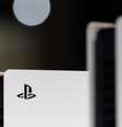 Modelos de Playstation 5 na ‘Tokyo Game Show', em setembro de 2024  Foto: Tomohiro Ohsumi/Getty Images / Rolling Stone Brasil