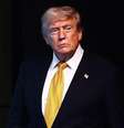 Trump usando um terno com uma gravata amarela. O fundo é preto.  Foto: Getty Images / BBC News Brasil