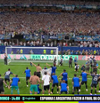 Jogadores da Argentina levantam faixa com o recado: 'As Malvinas são Argentinas'  Foto: Reprodução/Globo