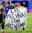 Jogadores da Argentina seguraram faixa em referência a Guerra das Malvinas após vencerem a Inglaterra na semifinal da Copa do Mundo, na quarta-feira, 15  Foto: Jose Breton/Pics Action/NurPhoto / Getty Images