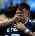 Já nos acréscimos, sete minutos após o primeiro gol, Messi cruzou e Lautaro Martínez apareceu na área parar colocar os hermanos na final  Foto:  Jonathan Bachman - FIFA/FIFA via Getty Images