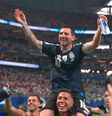 Messi é carregado nos ombros por jogador após vitória da Argentina contra a Inglaterra, nesta quarta-feira, 15  Foto: Reprodução/Youtube/CazéTV