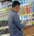 Taumaturgo Ferreira escolhendo laticínios saudáveis no mercado  Foto: Sala de TV