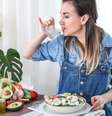 Beber água durante o almoço engorda?  Foto: Freepik