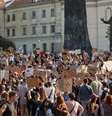 Manifestantes protestaram em várias cidades ucranianas contra a decisão do presidente Volodymyr Zelenskiy de substituir Mykhailo Fedorov no cargo de ministro da Defesa, aqui em Lviv, na Ucrânia, em 16 de julho de 2026.  Foto: © REUTERS - Roman Baluk / RFI