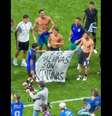 Jogadores argentinos exibem faixa sobre as Ilhas Malvinas após vencer a Inglaterra - Foto: reprodução de vídeo / Jogada10