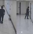 Câmera flagra homem entrando no banheiro onde escondeu celular para gravar mulheres, em Santos (SP)  Foto: Divulgação