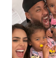 Bruna compartilhou um registro ao lado de Neymar no jatinho particular durante a viagem de retorno, acompanhados das filhas Mavie e Mel  Foto: Reprodução/Instagram/Bruna Biancardi 
