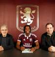 Johan Manzambi ao lado do técnico Unai Emery - Foto: Divulgação / Aston Villa / Jogada10
