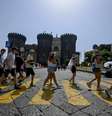Turistas passeiam em Nápoles sob forte calor Foto: ANSA / Ansa - Brasil