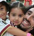 Cucurella e seus dois filhos durante a Copa do Mundo.  Foto: Reprodução/ Redes Sociais