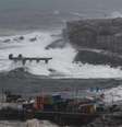 Píer Barón visto durante a passagem de ventos fortes, chuva e ondas que atingiu Valparaíso, no Chile  Foto: Cristobal Basaure Araya/SOPA Images/LightRocket via Getty Images