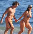Rômulo Arantes Neto e Mari Saad foram à praia neste sábado, 18 de julho de 2026.  Foto: AGNews, Dan Delmiro / Purepeople