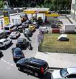 A crise de combustíveis na Rússia tem provocado longas filas diárias nos postos de gasolina  Foto: Getty Images / BBC News Brasil