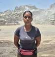Lorena Laya diante das ruínas do edifício OPP 27, em La Guaira, onde moravam seu pai, sua madrasta e seus irmãos  Foto: Arquivo pessoal / BBC News Brasil
