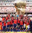 Jogadores da Espanha com troféu de campeão mundial  Foto: Hector Vivas - FIFA / Getty Images