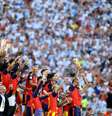 Jogadores da Espanha com troféu de campeão mundial  Foto: Lars Baron / Getty Images