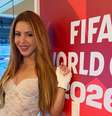 Shakira posa em backdrop da Copa do Mundo  Foto: Reprodução | Instagram