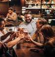Neste Dia do Amigo, descubra atitudes simples que podem transformar conhecidos em amizades para a vida toda Foto: South_agency/Getty Images Signature / Bons Fluidos