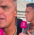 Entrevista que deu origem aos boatos de que Robbie Williams usou cocaína na final da Copa  Foto: Reprodução/MagentaTV