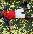 Keyne, irmão de Yamal, rouba a cena na comemoração da Espanha   Foto: Maja Hitij - FIFA / Getty Images